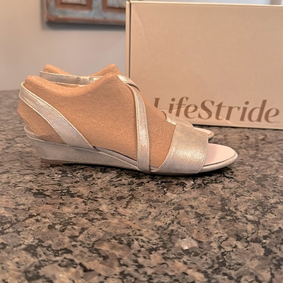Life Stride Yasmine silver metallic wedge sandal NIB 6M - Picture 2 of 10